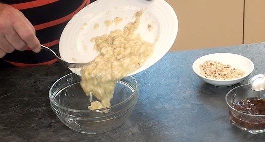  ponemos los plátanos, las avellanas troceadas, y las pasas en un bol