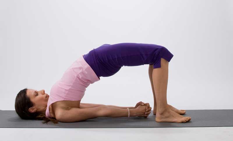 postura de yoga del puente para hacer yoga en casa