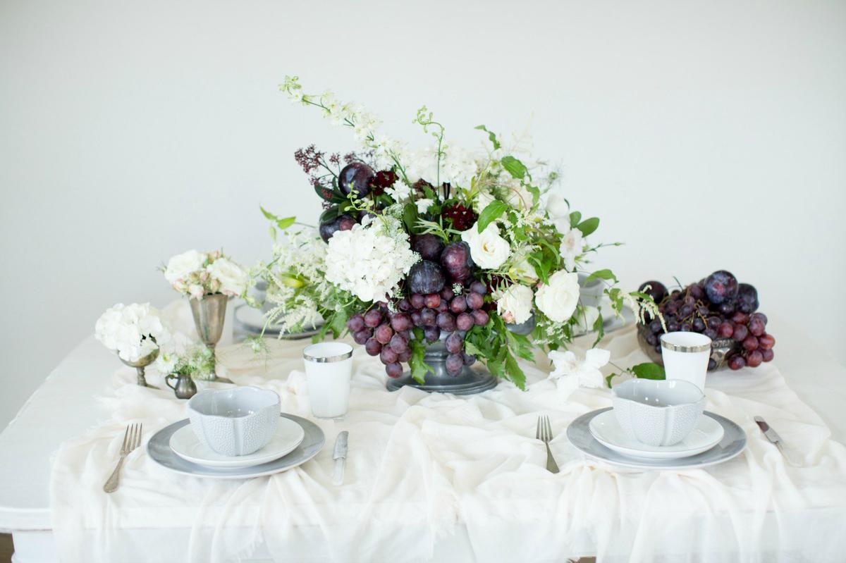 Decorando una mesa con frutas y flores en All Lovely Party
