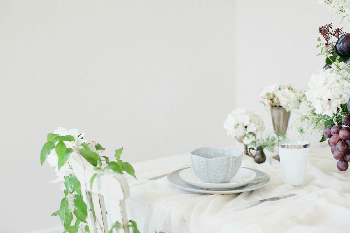 Decorando una mesa con frutas y flores en All Lovely Party