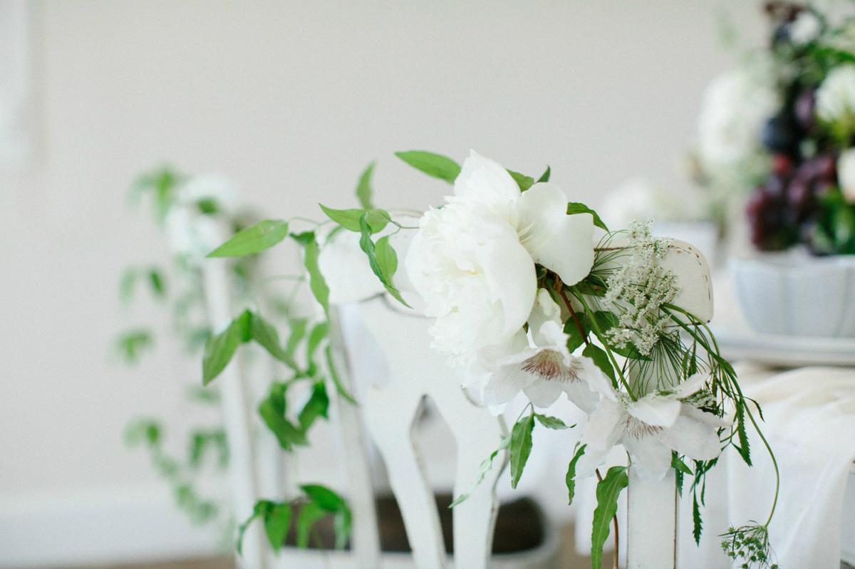 Decorando una mesa con frutas y flores en All Lovely Party