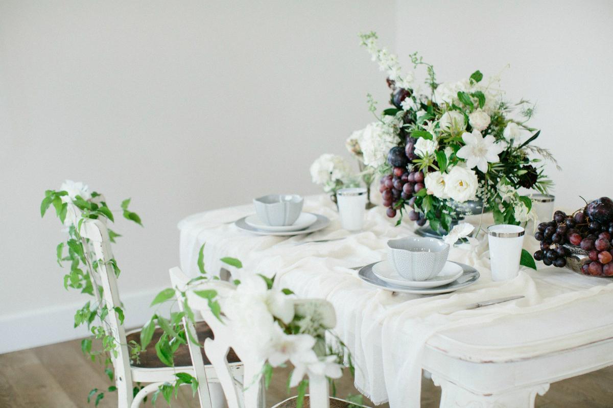 Decorando una mesa con frutas y flores en All Lovely Party
