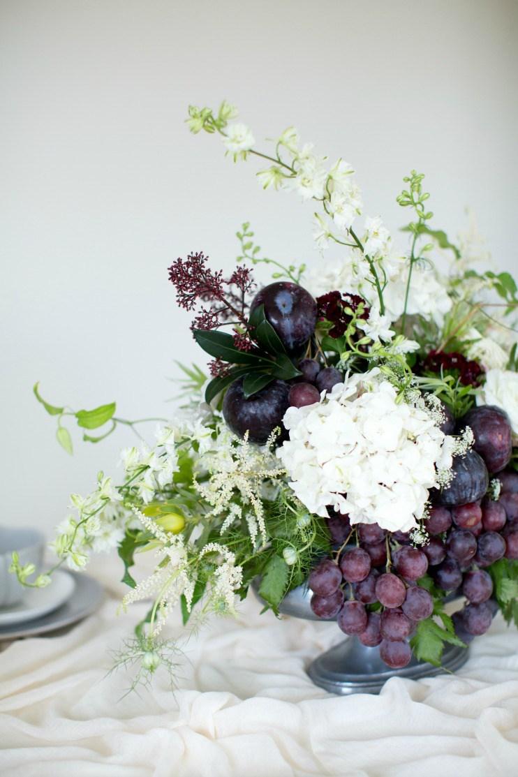 Decorando una mesa con frutas y flores en All Lovely Party
