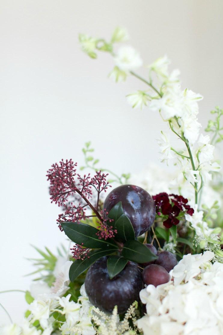 Decorando una mesa con frutas y flores en All Lovely Party