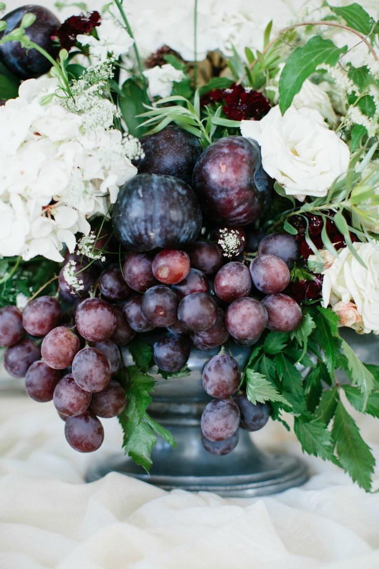 Decorando una mesa con frutas y flores en All Lovely Party