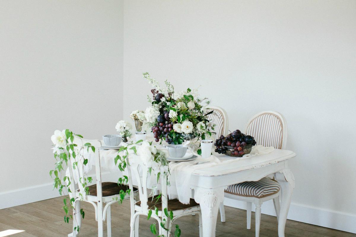 Decorando una mesa con frutas y flores en All Lovely Party