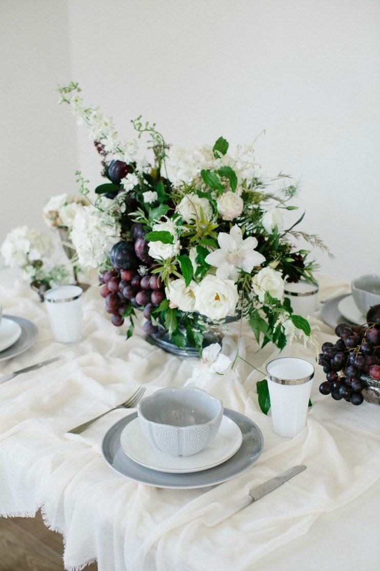 Decorando una mesa con frutas y flores en All Lovely Party