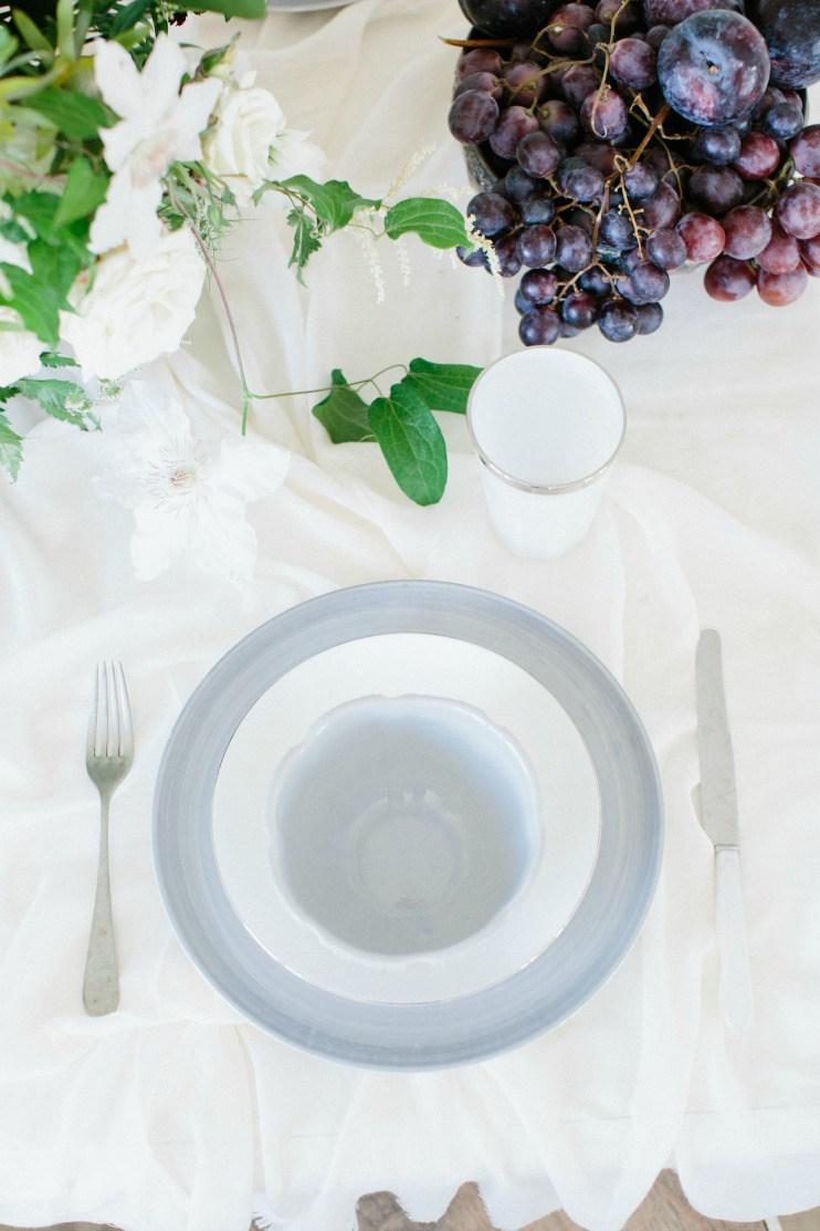 Decorando una mesa con frutas y flores en All Lovely Party