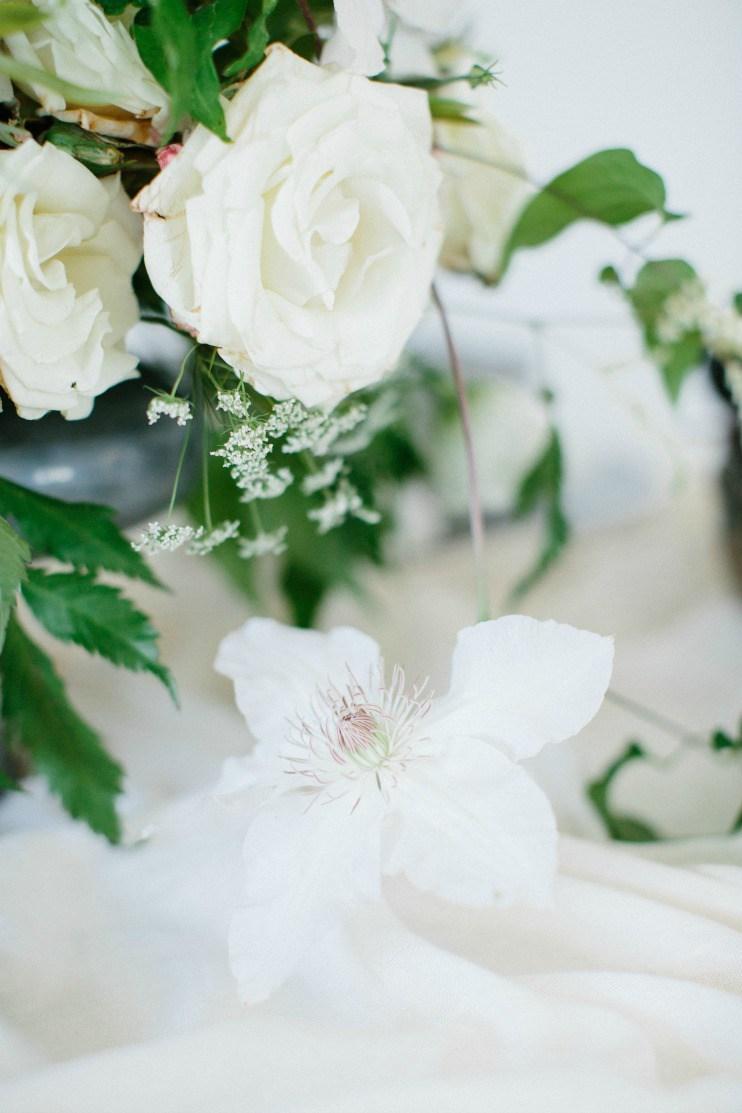 Decorando una mesa con frutas y flores en All Lovely Party