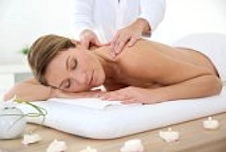 25861600-femme-dans-un-institut-de-spa-de-recevoir-un-massage-a-l-huile