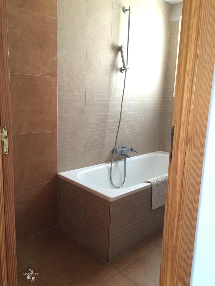 Ugly small bathroom waiting for some work on it