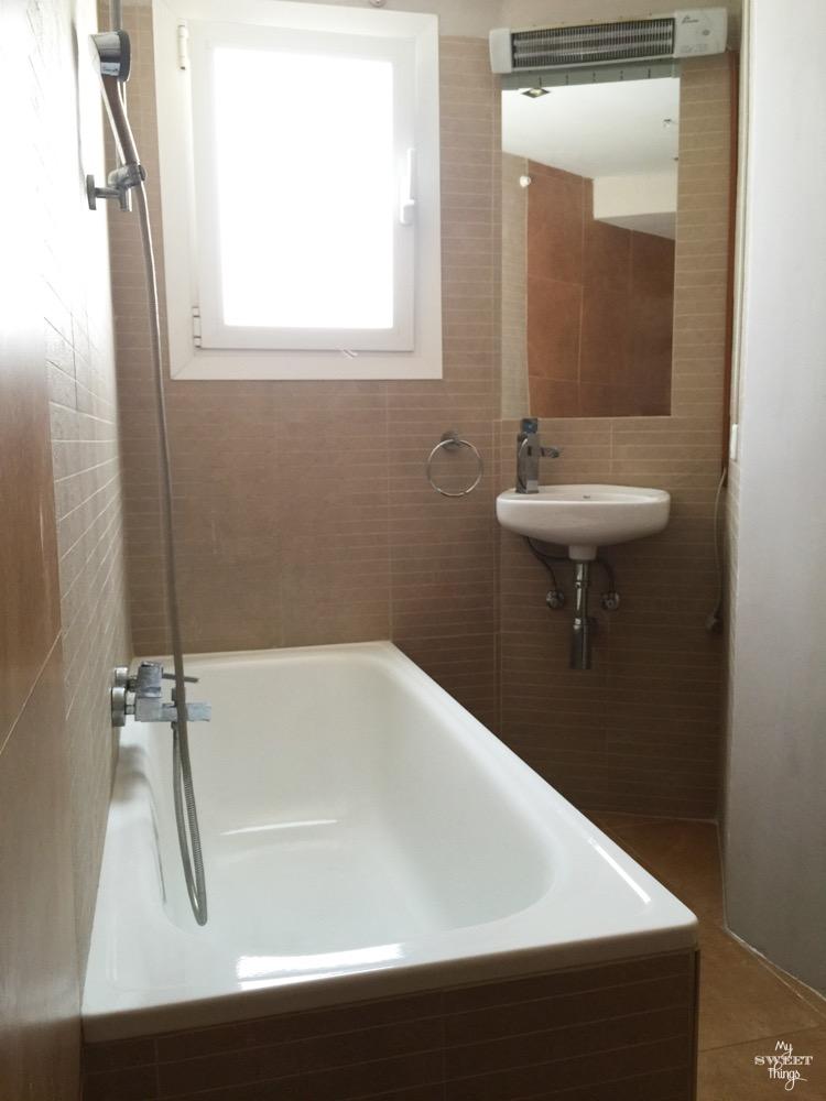 Ugly small bathroom waiting for some work on it