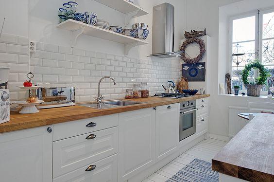 propuestas_para_distribuir_una_cocina_inspiración_cocina_un_frente_muebles_blancos_y_madera