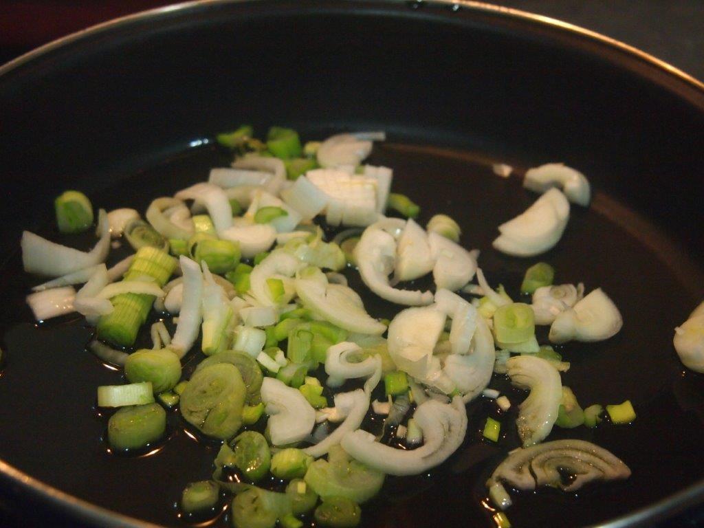 Espaguetis con berenjenas y salchichas