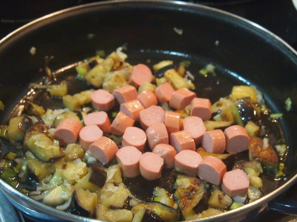 Espaguetis con berenjenas y salchichas