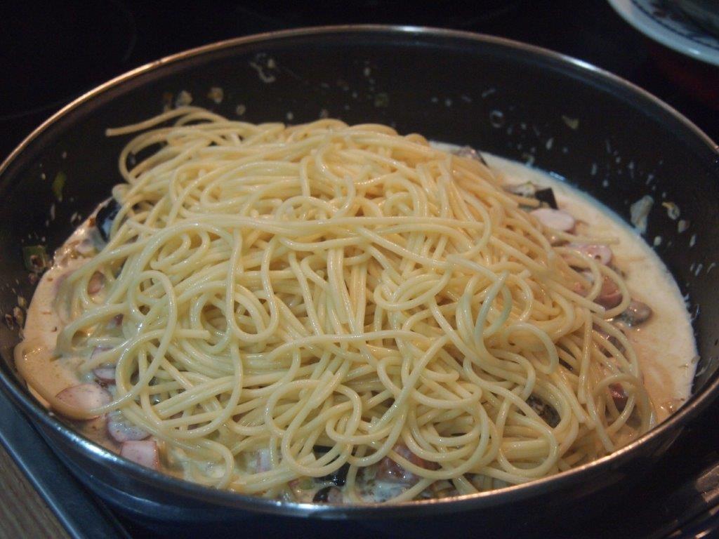 Espaguetis con berenjenas y salchichas
