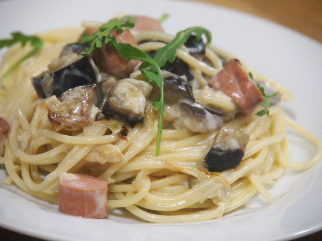 Espaguetis con berenjenas y salchichas