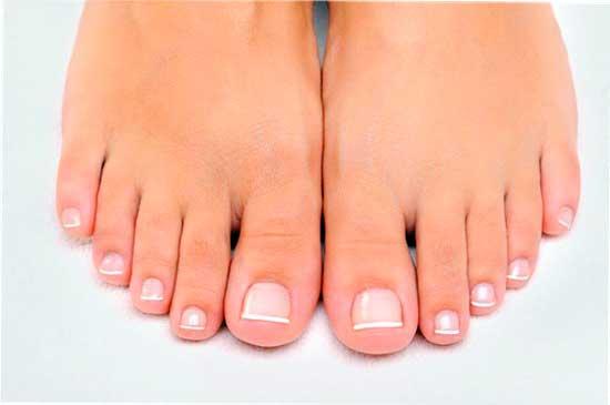 Uñas de los pies a la francesa