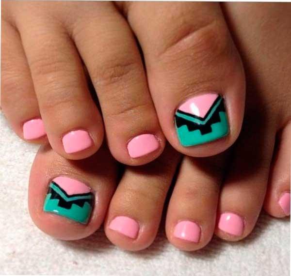 Uñas de los pies con dibujos geométricos