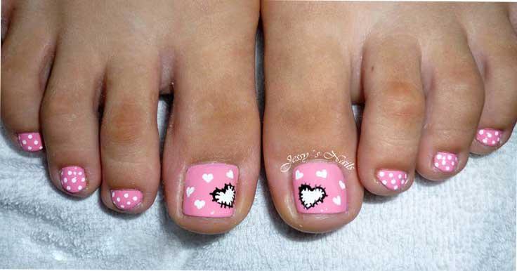 Uñas de los pies con lunares