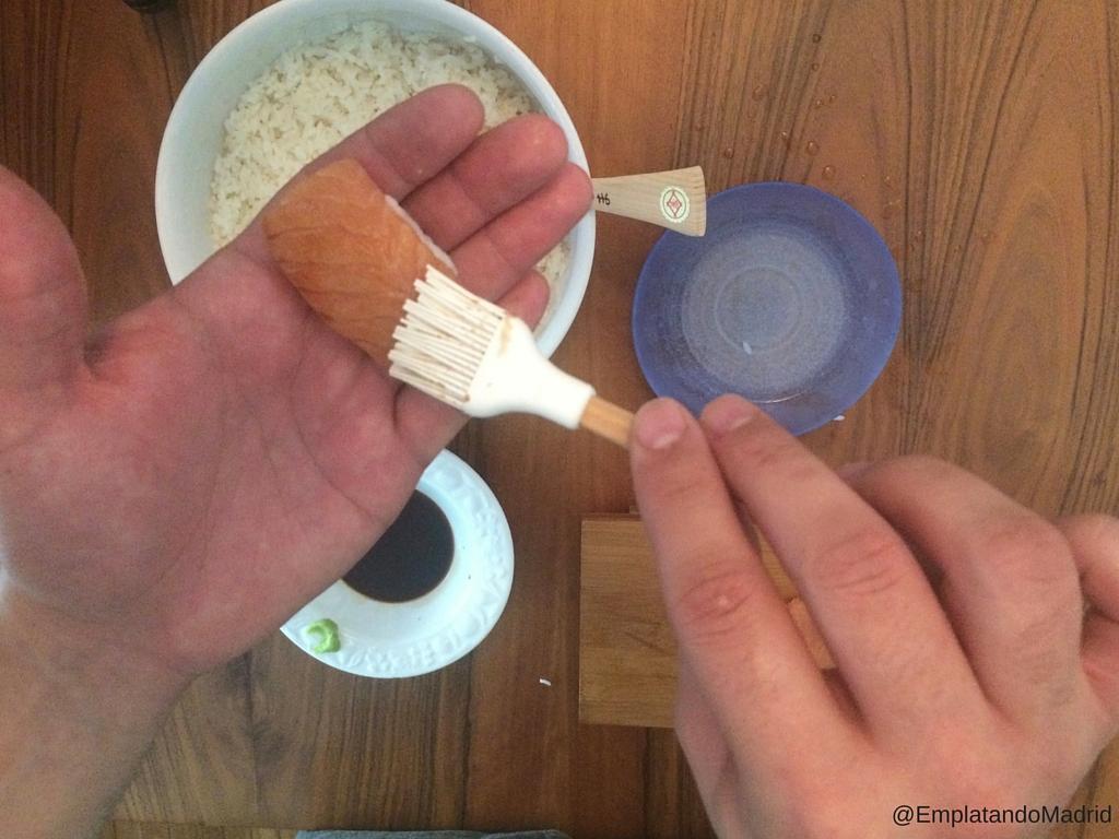 Pintando el sushi con salsa soja