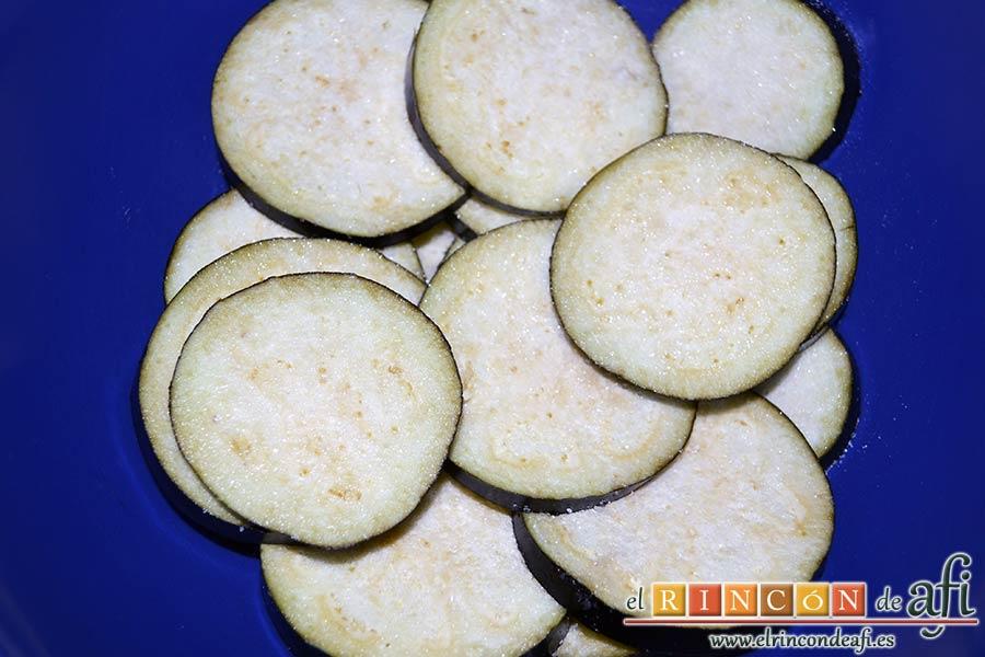 Tarta de verduras, cortar en rodajas las berenjenas y ponerlas a macerar con sal