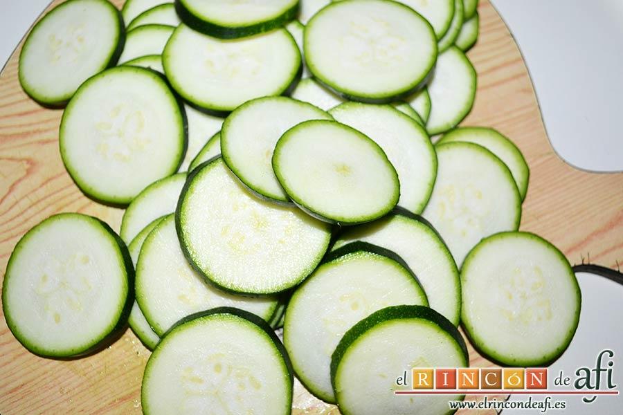 Tarta de verduras, cortar los calabacines en rodajas