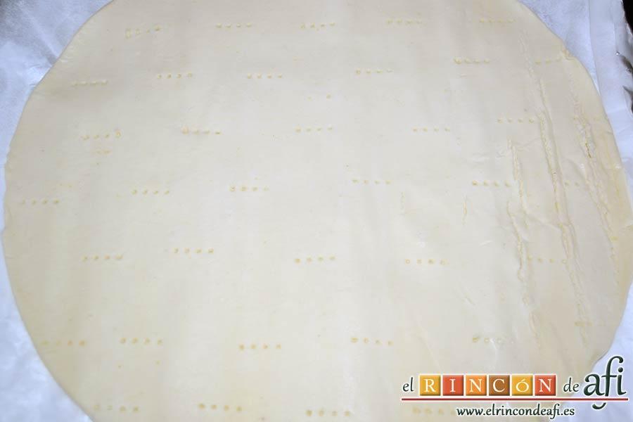 Tarta de verduras, poner la masa quebrada en una bandeja de horno y pincharla con un tenedor