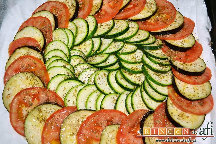 Tarta de verduras, ponemos sal, pimientas molidas, orégano, hierbas provenzales y rociamos con aceite de oliva extra