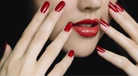 unas-rojas-mujer-manicura.jpg