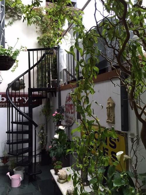 escaleras de caracol para aligerar los espacios en las viviendas 4