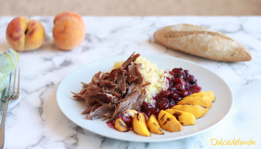 Cuscús con melocotones a la plancha y confit de pato y salsa de arándanos