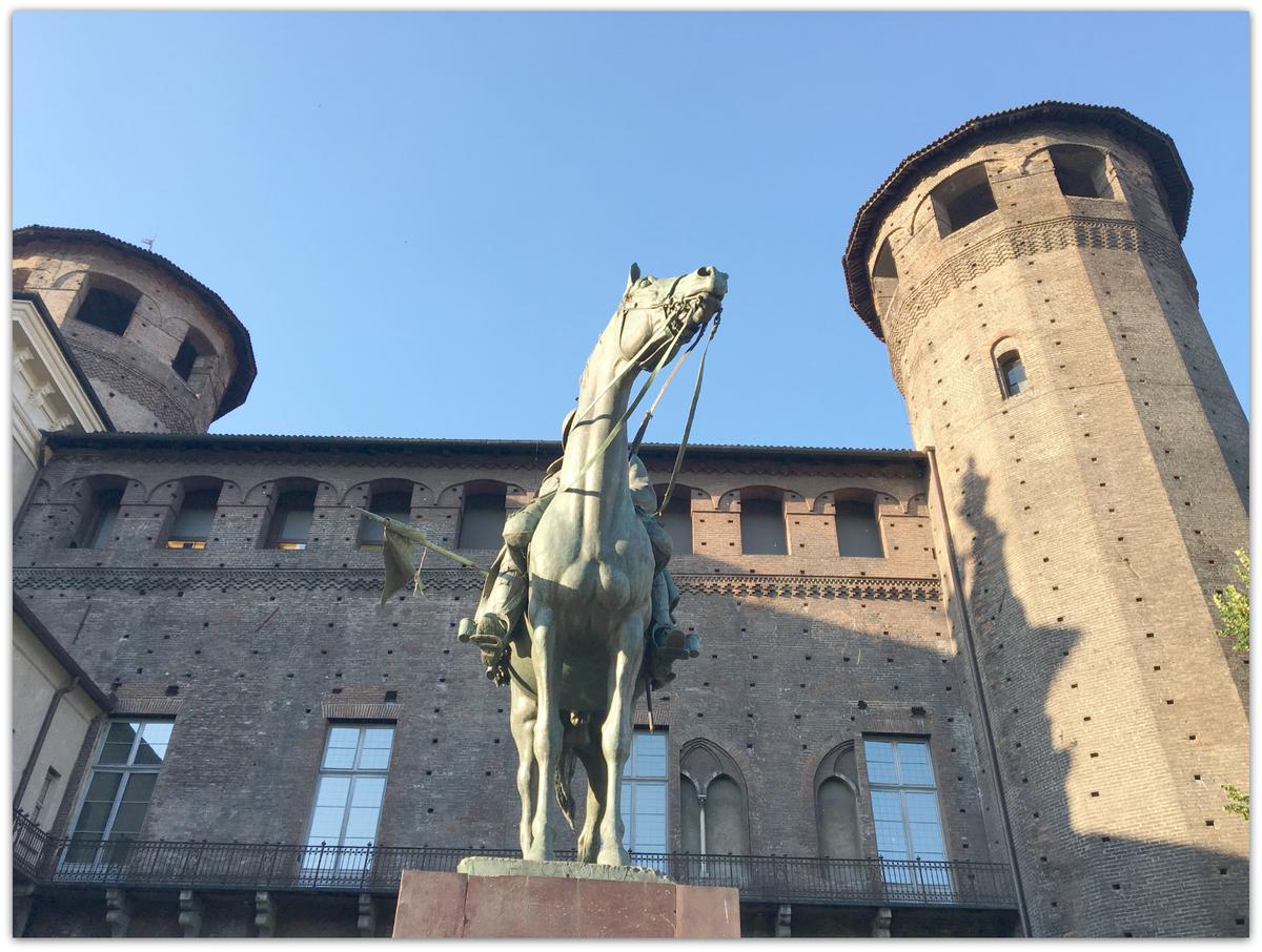 Caballo Piazza Castello