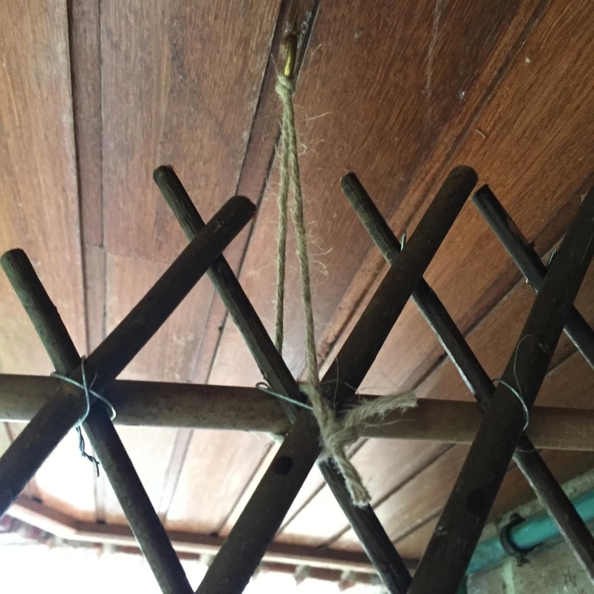 atamos la cuerda al colgador y la celosía