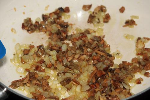 sofreir-las-setas-y-la-cebolla