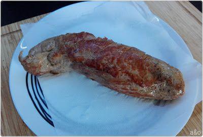 Sellamos el Solomillo Wellington en una sartén con aceite.