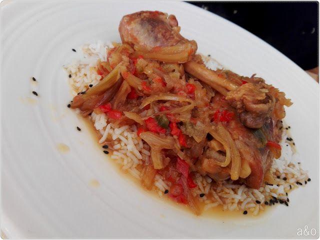 De segundo: pollo guisado con hinojos, mirín, salsa de soja y arroz basmati.