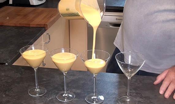 Vertemos el batido en un acopa