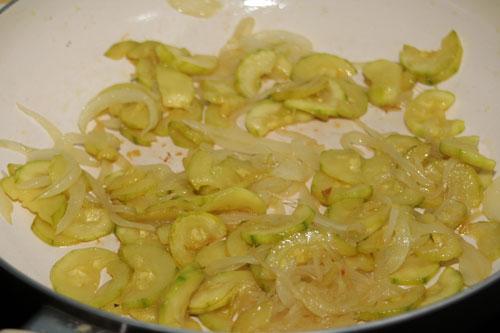 sofreir-la-cebolla-y-el-calabacin