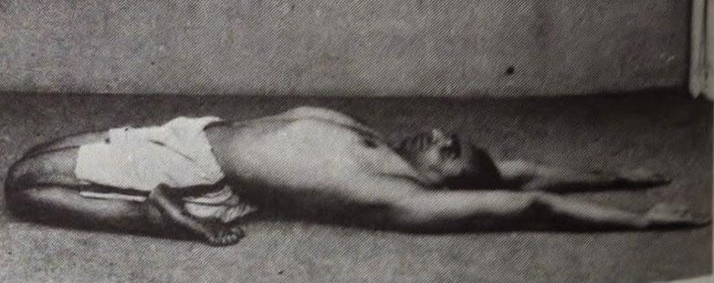 Iyengar haciendo la postura Supta Virasana