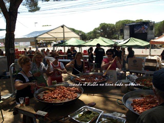 Voluntarios haciendo la comida