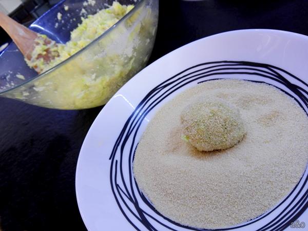 Hacemos las formas de las albóndigas.