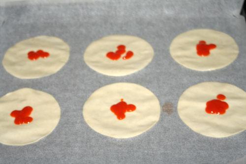 poner-un-poco-de-tomate-fritos-en-una-de-las-masas