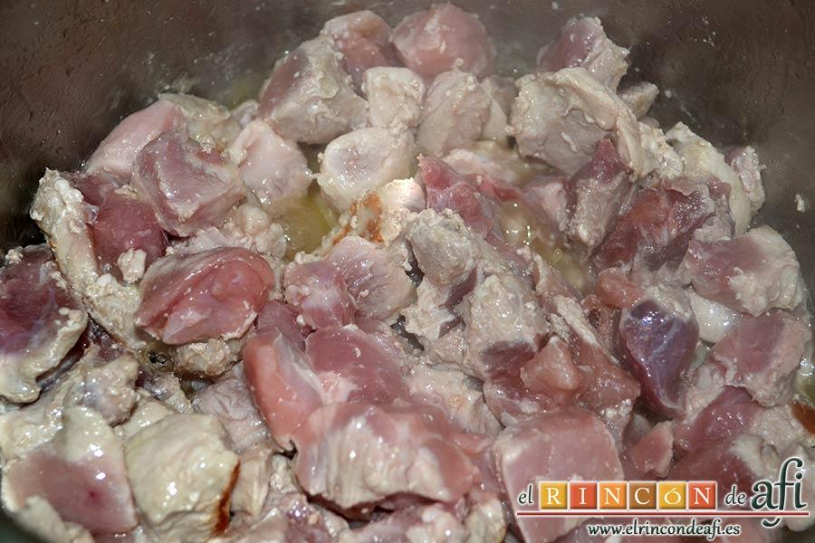 Estofado de cerdo, dorar el cerdo troceado en una olla exprés con aceite de oliva