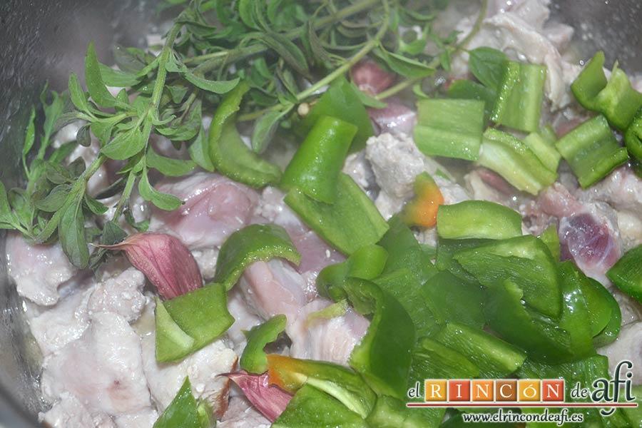 Estofado de cerdo, añadir el pimiento verde troceado