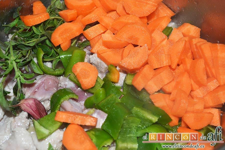 Estofado de cerdo, pelar las zanahorias, trocearlas y añadirlas