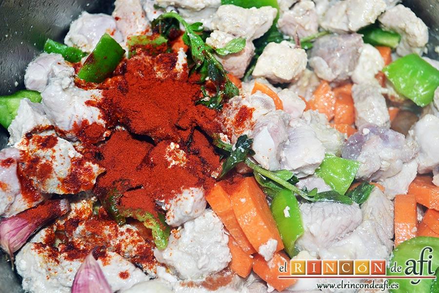 Estofado de cerdo, añadir el pimentón