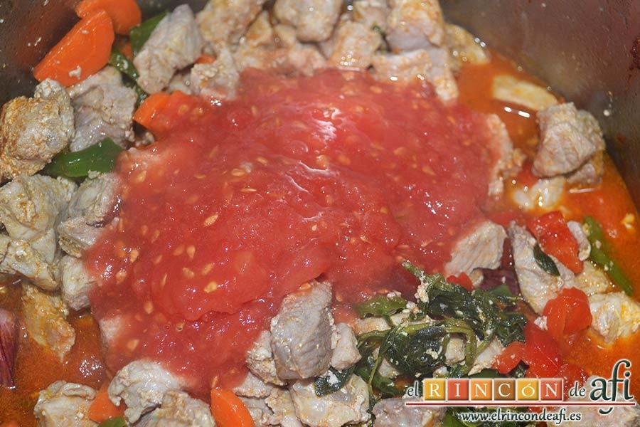 Estofado de cerdo, añadir el tomate rallado