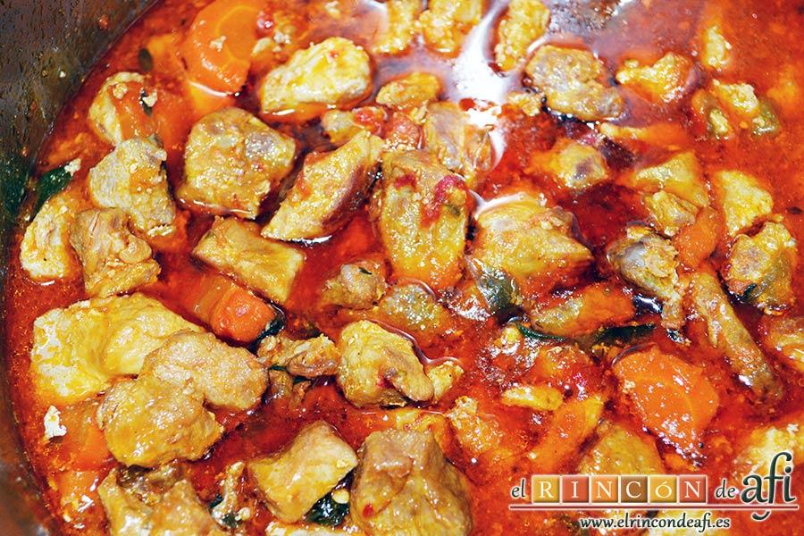 Estofado de cerdo, guisar hasta que la carne esté tierna