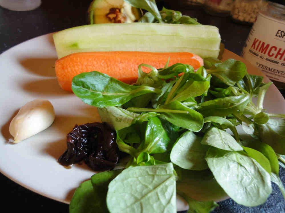 Sopa crudivegana de verano con zanahoria pepino ajo alga wakame hojas verdes de lechugas tiernas zanahoria adelgazar disfrutando (3)